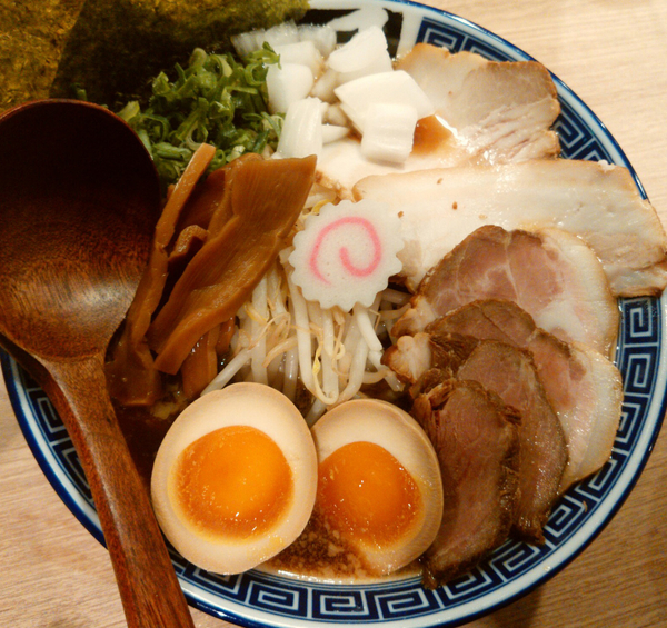 特背脂醤油ラーメン