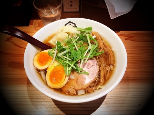 「鶏醤油味玉らーめん大盛」@らーめん八房 神田本店の写真