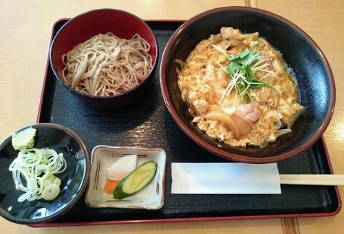 「地鶏親子丼＆碗そばセット　900円」@西原蕎麦の写真