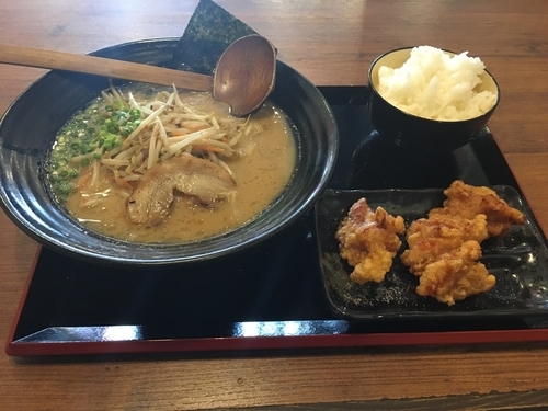 「白マル味噌ラーメンとランチセットB」@マルヤ商店の写真