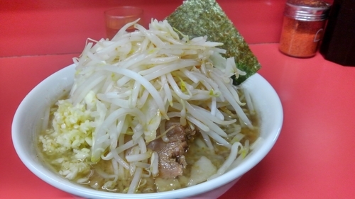 「小ラーメン 700円 (麺半分、ヤサイ・ニンニク・カラメ)」@ラーメン二郎 千住大橋駅前店の写真