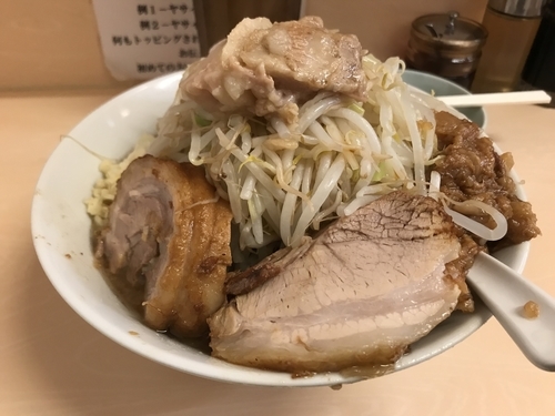 「麺少なめ、ヤサイ、ニンニク、アブラ、カラメ」@自家製ラーメン 大者の写真
