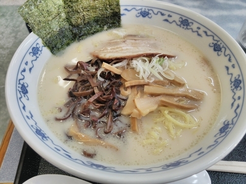「三芳とんこつラーメン」@麺工房の写真