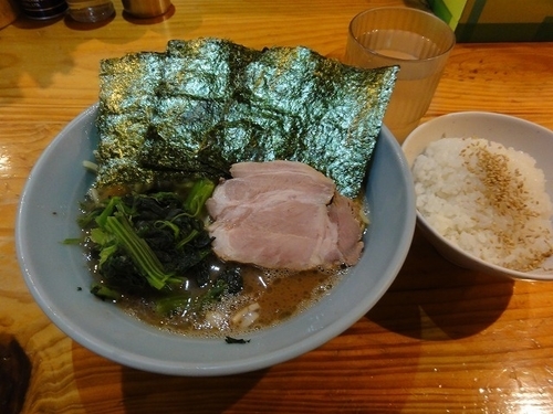 「ラーメン680円　麺硬め　味薄め　ライス半分」@横浜ラーメン 武蔵家 大井町店の写真