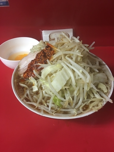 「大豚ラー油カラメニンニク➕生卵」@ラーメン二郎 千住大橋駅前店の写真