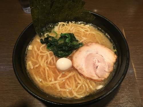 「ラーメン中盛カタメライス小」@家系ラーメン 壱壱家の写真