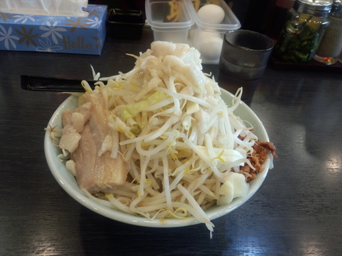 「ラーメンミニ　味薄目、ニンニクなし、野菜増し、揚げ　６５０円」@らーめん 油そば 牛スタ 郎郎郎 橋本店の写真