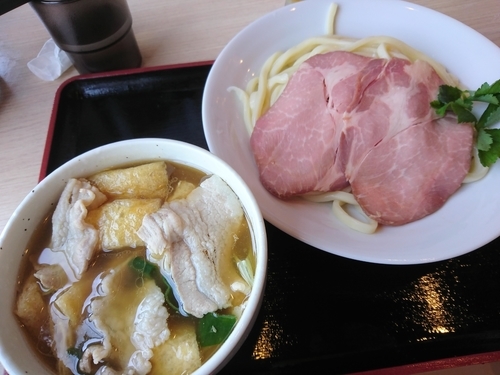 「肉煮干うどん(中盛)730円＋かしわ天&小海老天盛り」@寿製麺うどんの写真