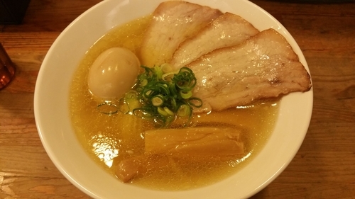 「特製淡麗鶏塩そば(750円+サービス券)」@塩つけ麺 灯花の写真