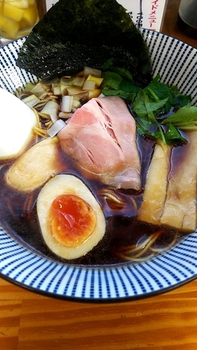 「黒醤油+いわしそば」@中華そば よしかわの写真