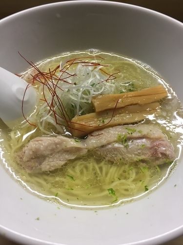 「鶏塩らあめん」@鶏塩 新宿 四葉の写真