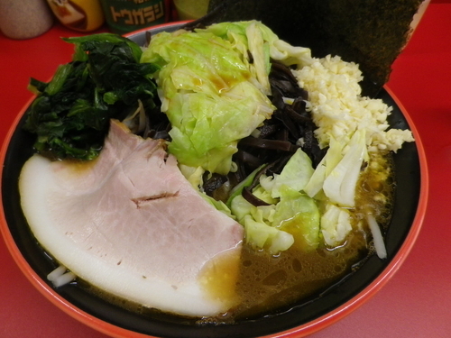「ラーメン並＋クラッシュニンニク＋野菜盛り」@横濱家系ラーメン 勝鬨家の写真