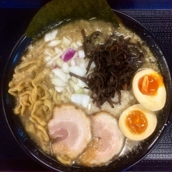味玉こってり醤油ラーメン ¥850円（麺大盛無料サービス）