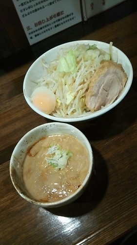 「つけ麺（醤油、アブラ少なめ・からみ・にんにく・ねぎ）９００円」@ちばから 渋谷道玄坂店の写真