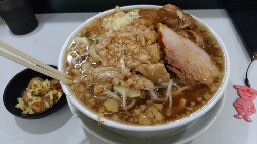 「ラーメン300gヤサイ少なめニンニク少なめアブラ角煮チーズ」@ラーメン 富次郎 堀町店の写真