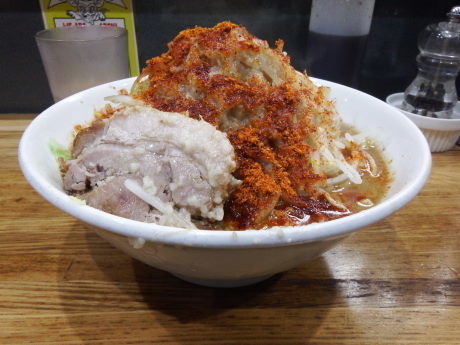 「ラーメン（並）　豚１枚入３００ｇ」@デカ盛り戦隊 豚レンジャーの写真