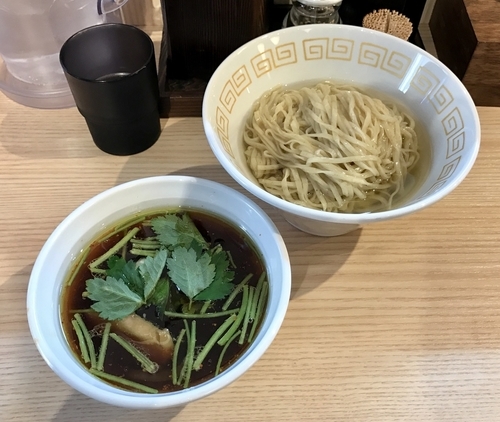 「【限定】昆布と鶏節水の醤油つけ麺900円」@中村麺三郎商店の写真