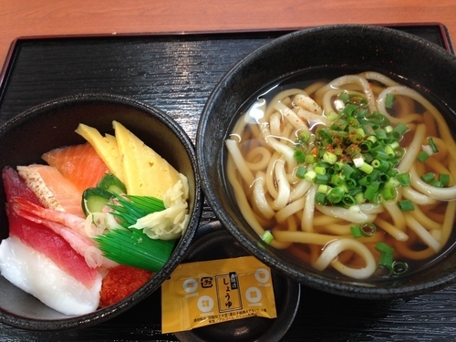 「かけうどん＋ミニ海鮮丼セット」@小僧寿し 京成小岩店の写真