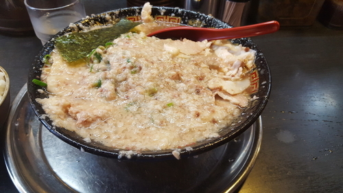 「ﾁｬｰｼｭｰ麺(ﾃﾞｷｺﾃ・ﾊﾞﾘｶﾀ)+中ﾗｲｽ」@無鉄砲 東京中野店の写真