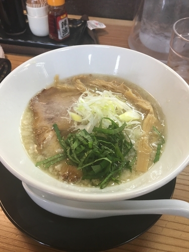 「鶏塩ラーメン＋和え玉（黒）」@麺蔵 あつおの写真