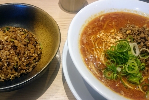 「京山椒薫る濃厚担々麵＋半チャーハン」@鯛塩そば灯花 本店の写真