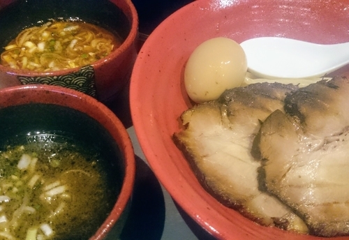 「特製ハーフ＆ハーフ（海老とイカスミ、ビネガー、麺３００Ｇ）」@つけ麺専門 百の輔の写真