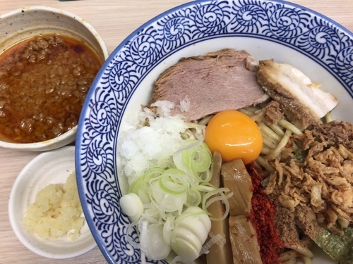 「「狼煙まぜそば(200g)850円+赤ぞなえ180円+ニンニ」@狼煙 大宮店の写真