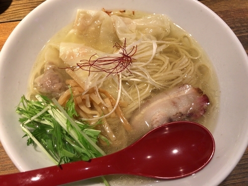 「香彩鶏だし塩ラーメン790円+雲吞250円」@麺屋 翔 西新宿本店の写真