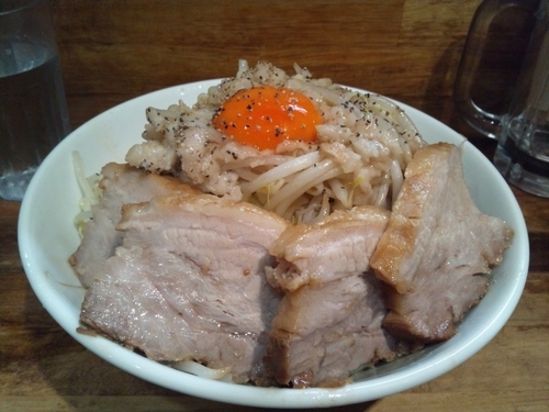 「肉増しまぜそば醤油・並盛・全マシ（900円）」@麺処 MAZERUの写真