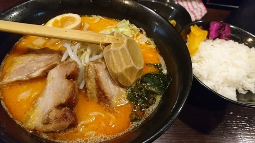 「四川ラーメン、ライス、漬物、キムチ」@らーめん本郷亭 名駅店の写真