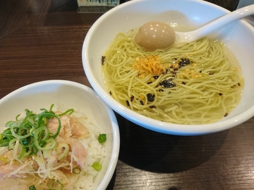 「塩かけそば540円＋味玉(ﾗｰﾊﾟｽ)&まかないご飯280円」@自家製麺 まかないへきるの写真
