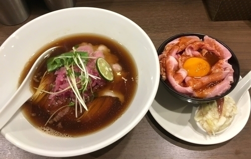 「津軽焼き干ラーメン (黒) & 青森ニンニクのユッケ丼」@八咫烏の写真