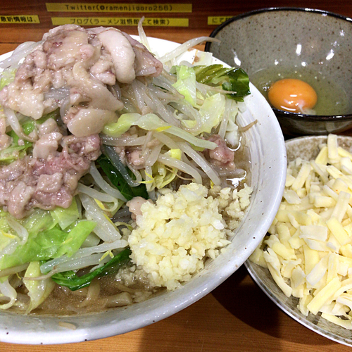 「プチラーメン　650円　生玉子　50円　チーズ　100円」@ラーメン 滋悟郎の写真