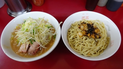 「ラーメン（700円）＋昆布ナッツ夏あじつけ麺　ヤサイニンニク」@ラーメン二郎 相模大野店の写真