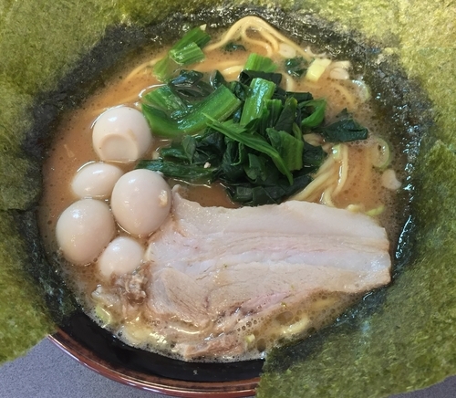 「醤油＋うずら＋海苔＋サービスライス（￥700＋計￥190）」@家系ラーメン 大和 達磨家の写真