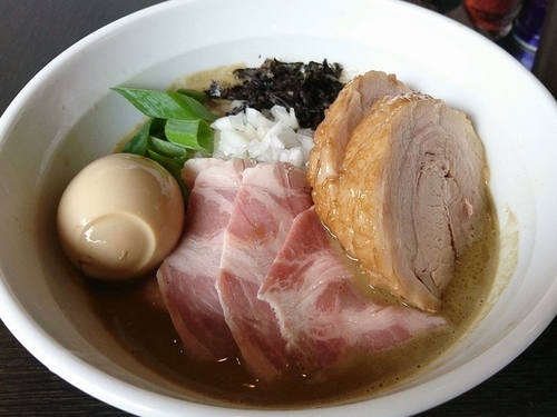 「濃厚煮干しチャーシューそば＋味玉」@陽はまたのぼるの写真