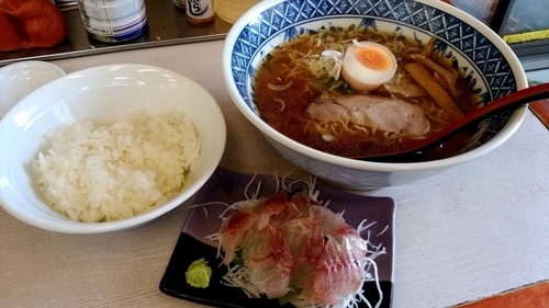 「本日のランチA（店長が釣ったイサキのさしみライス付き）」@笑顔の写真