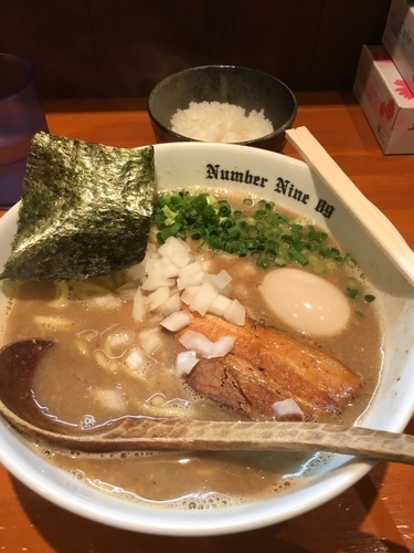 「濃厚らーめん800円+味玉100円+半ごはん50円」@麺Dining Number Nine 09の写真