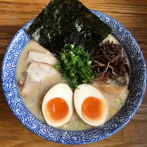 「鶏塩そば (700円) 特製 (200円)」@ひかり食堂の写真