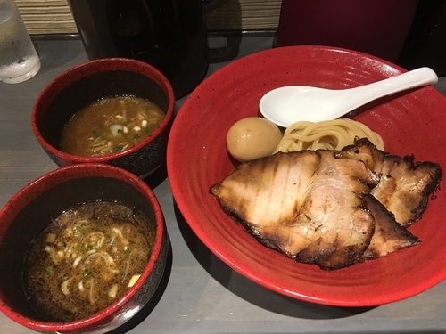 「特製 ハーフ&ハーフ（エビ&イカ墨、濃厚魚介）1150円」@つけ麺専門 百の輔の写真