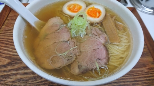 「醤油ラーメン、大盛、ランチサービスライス」@忍八の写真