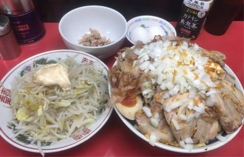 「汁なし麺７００ｇヤサイ＋エビマヨ＋大豚＋生卵＋生卵＋たまねぎ」@びんびん豚の写真