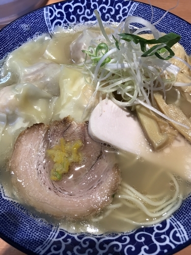 「ワンタン中華そば 白 大盛」@中華そば 虎桜の写真