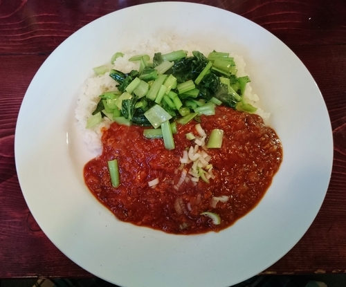 「牛すじカレーごはん青菜炒めのせ　900円」@brownieの写真