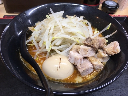 「じろうらーめん辛みそ（ハーフ）＋煮玉子」@らーめん次郎冠者 竜王店の写真