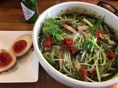 「葱塩そば”那須の白美人ねぎと青じそ編830円+ﾗｰﾊﾟｽ味玉」@ラーメン厨房つきまるの写真