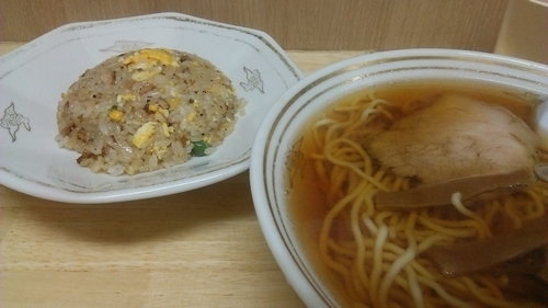 「ラーメン＋半チャーハン 1090円」@谷ラーメンの写真