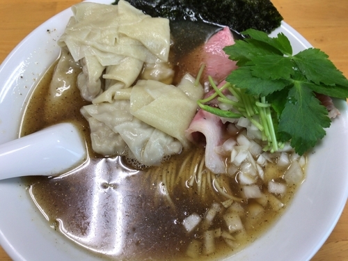 「煮干し黒（醤油）750円+ワンタン200円+牡蠣のあえ玉35」@と多゛食堂の写真