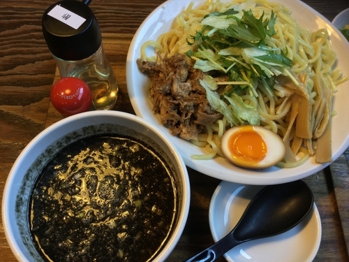 「ブラックつけ麺 大盛(400g) ¥1,050(税抜)」@麺屋たけぞうの写真