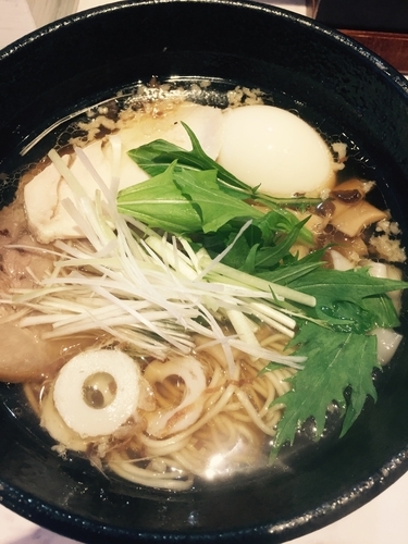 「ワンタン麺(背脂有)＋卵」@らーめん 紡麦の写真